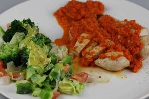 Kip met paprikasaus en broccolisalade