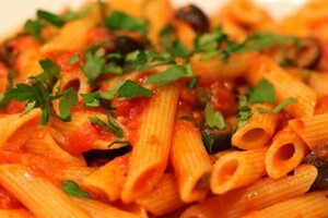 Penne a la Puttanesca met rucolasalade