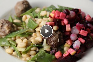Groen-witte potpourri met frisse bietensalade