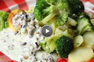 Broccoli ovenschotel met gekruide eieren en yoghurtsausje