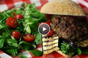 Italiaanse hamburgers met gegrilde groente