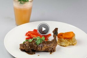 Konijn met mosterd en cacao, tarte tatin van zoete aardappel en Madiana