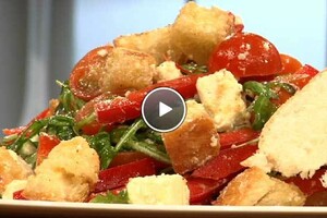 Salade van krokant Turks brood met rucola en knoflookdressing