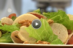 Zoetzure meiknollen met Romeinse sla, parmaham en geroosterde walnoten