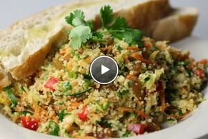 Lauwwarme bulghursalade met gerookte kip