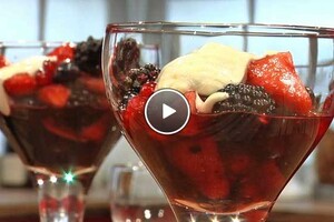 Roodfruitsalade met rode port en anijsroom