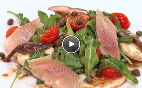 Salade van gegrilde tomaat, mozzerella en ansjovis