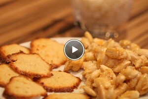 Amandelgranité met gesuikerde amandelen en amandelkoekjes