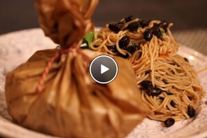Ovenpakketje met kip en noedels