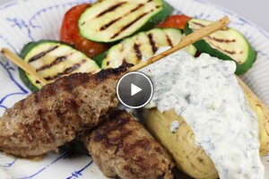 Lamsgehakt spiesjes met yoghurt- muntdressing