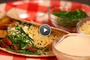 Kinderwraps met tomaat-paprikasalsa