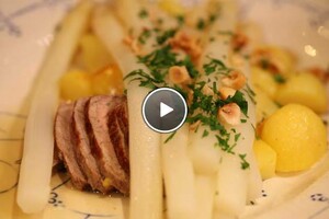 Witte asperges met sinaasappeldressing en kalfsoester