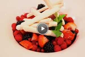 Rood fruit met Beaujolaissaus en kaneelijs