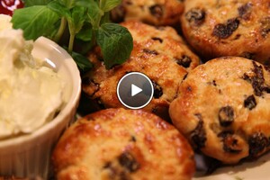 Scones met aardbeiencompote