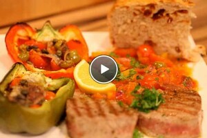 Tonno alla griglia con pomodoro (tonijnsteak met tomatensaus) & peperoni arrostiti (gevulde paprika)