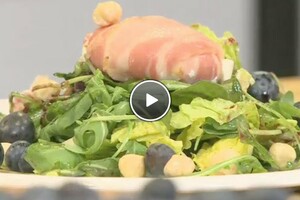 Geitenkaassalade met blauwe bessendressing