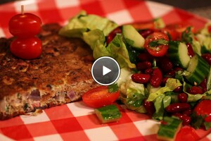 Broodfrittata met snacktomatensalade