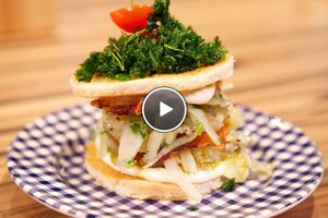 Clubsandwich van gambatartaar en limoenmayonaise