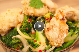 Wokschotel met malse, krokante kip