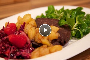 Gebakken bloedworst met rodekoolsalade en perencompote