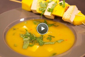Pompoensoep met mango-tofu spiesjes