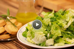 Groene salade met oranjebloesemdressing en oranjebloesem semolinakoekjes