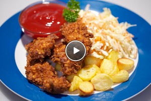 Kipnuggets met zoetzure saus en coleslaw