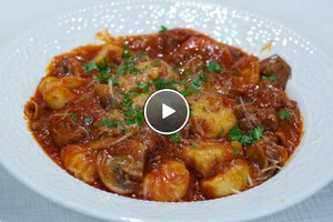 Gnocchi con funghi salsiccia (Gnocchi met paddenstoelen en worst)