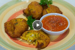Frittelle di zucca e merluzzo (kabeljauw/pompoenkoekjes) con salsa di pomodori (tomatensaus)