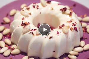 Rozenpudding met amandeltjes met zelfgemaakte rozensiroop