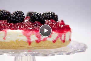 Witte chocolade cheesecake met cranberrysaus