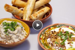 Moutabal, labne bil toum (snelle labne met knoflook) & filodeegsigaartjes met haloumi