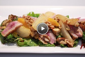 Salade van gebraden tamme eend met gekaramelliseerde peer