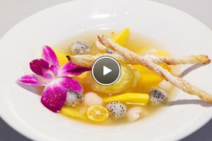 Tropische fruitzooi & mango-soepstengel