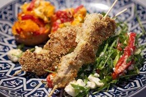 Kalkoen-sesamspiezen met gevulde zoete aardappel