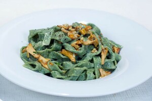 Tagliatelle verdi ai funghi (groene tagliatelle met paddenstoelen)