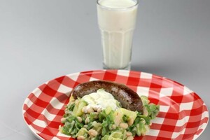 Blote billen in het gras met appel-kaneel yoghurt