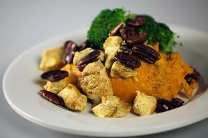 Geroosterde kip met zoete aardappels en pecannoten