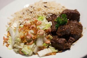 Dendeng terik (gekruid rundvlees met kokosmelk) & gebakken Chinese kool