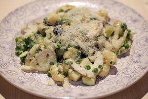 Italiaanse venkelschotel met gnocchi