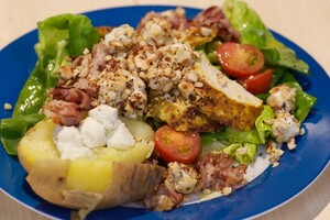 Maaltijdsalade met gegrilde kip en gepofte aardappels