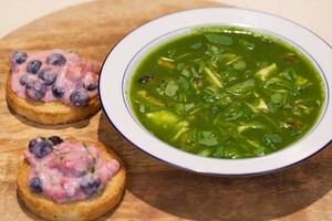 Posteleinsoep en beschuit met zomerfruitspread