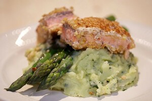 Zalm in amandelen met basilicumpuree