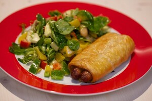 Worstenbroodjes met trappistenkaassalade