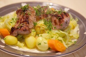 Gegrilde varkenshaas met gestoofde spitskool