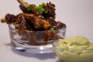 Zachte spareribs met sinaasappel en avocadodip