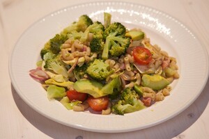 Pastasalade met avocado en kip