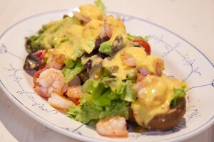 Salade met grote garnalen en mangodressing