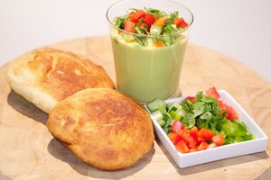 Gazpacho van avocado en brood uit Madeira
