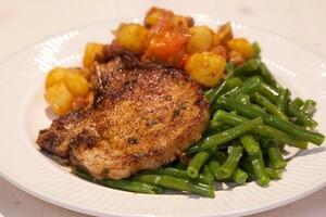 Gegrilde tijmkarbonades met sperziebonen